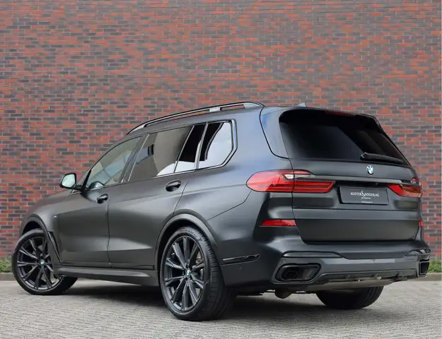 BMW X7 view 2