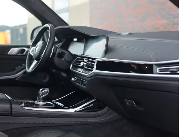 BMW X7 view 26