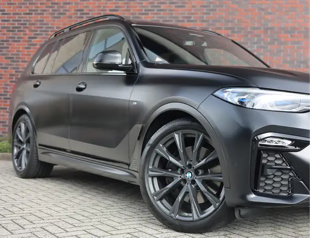 BMW X7 view 6