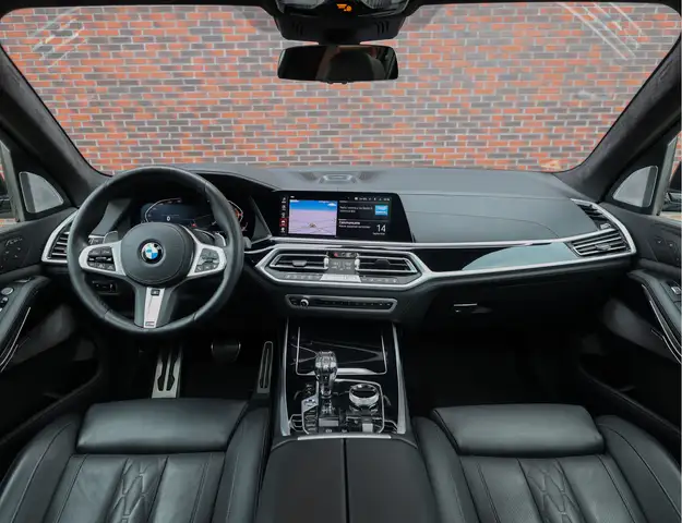 BMW X7 view 3