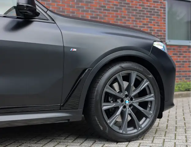 BMW X7 view 19