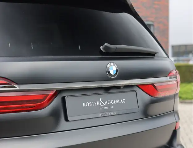 BMW X7 view 11