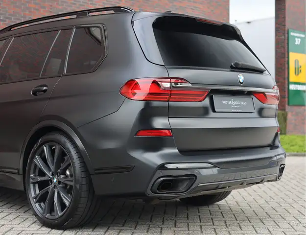 BMW X7 view 10