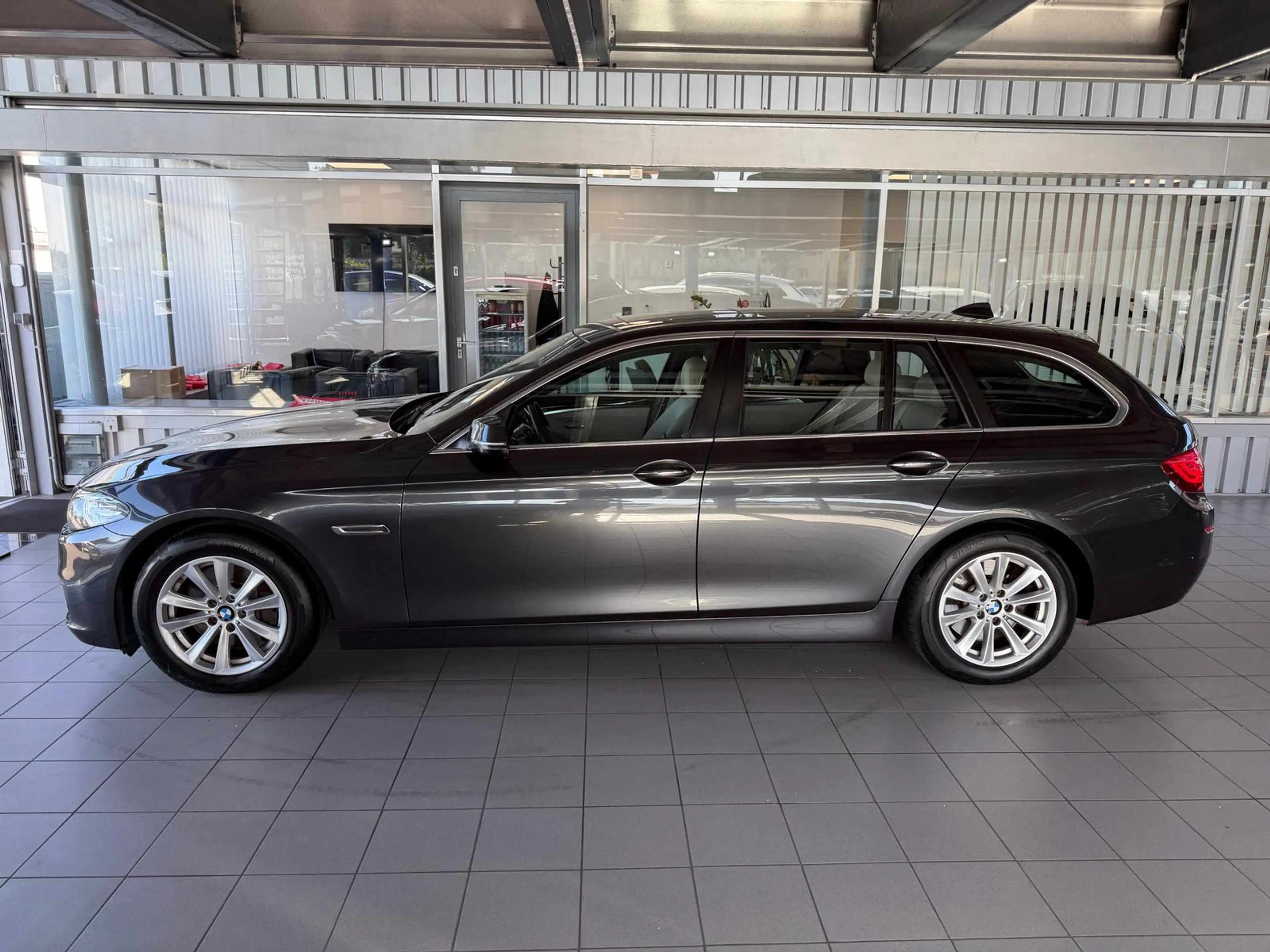 BMW 530 d Steptronic HIFI PANO HUD PDC NAVI TEMP — photo 6