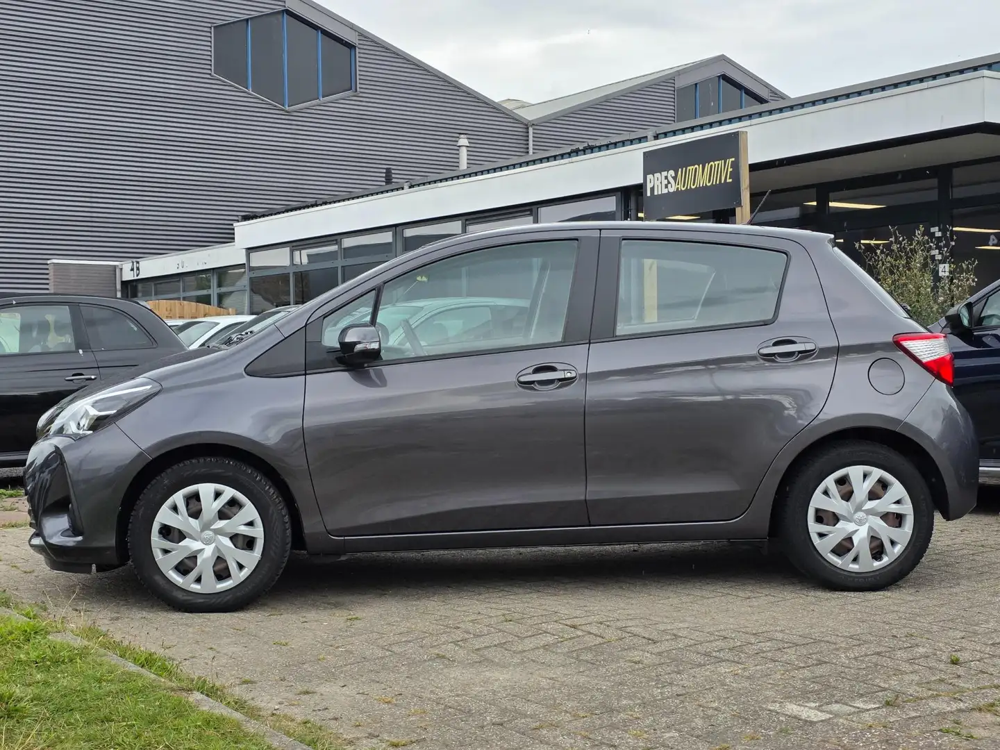Toyota Yaris 1.0 VVT-i Aspiration |CLIMA|NAVI|CAMERA Grijs - 2