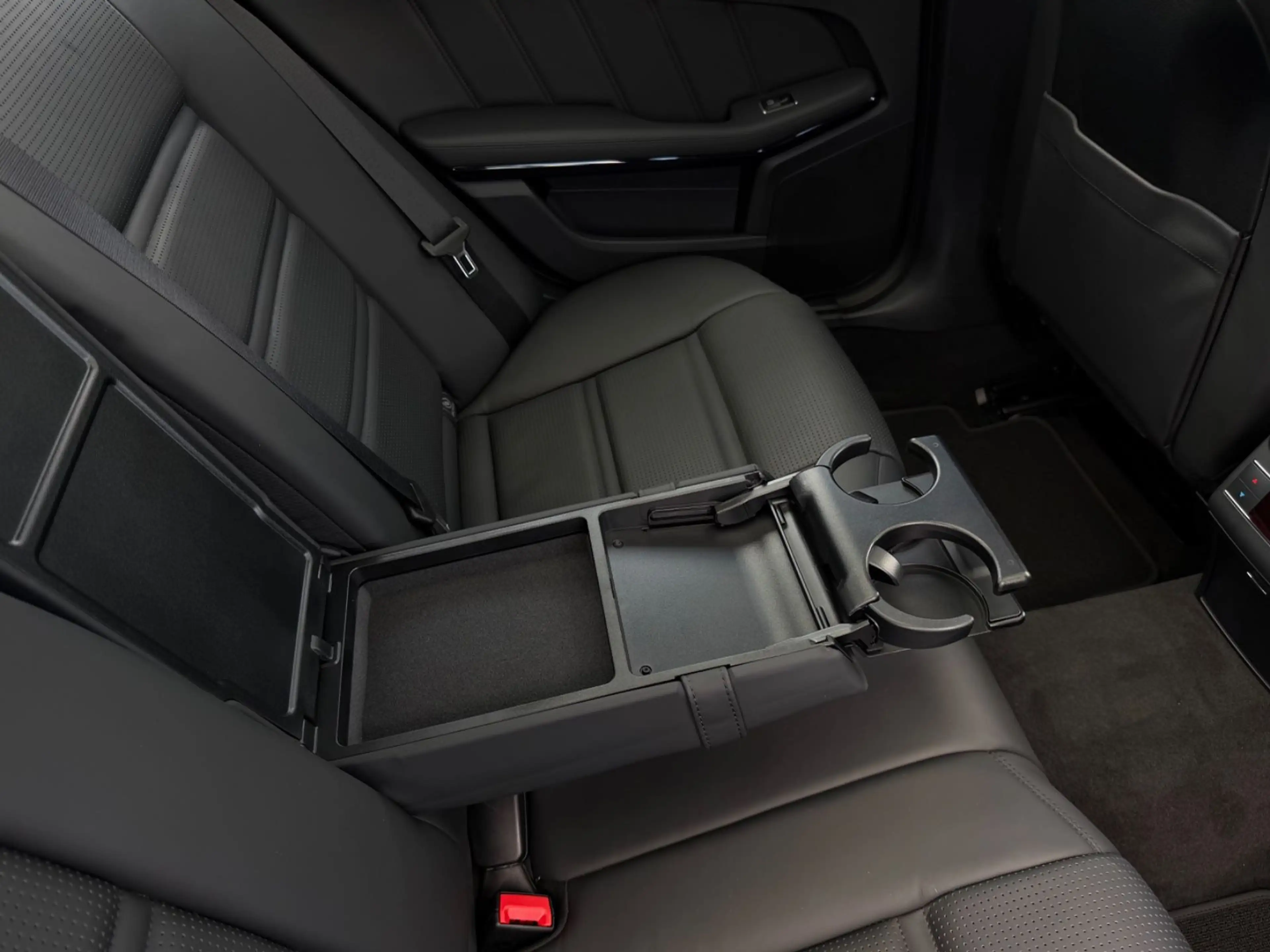 Mercedes-Benz E 63 AMG 4Matic *Designo Magno*Pano*HK*Original* — photo 31