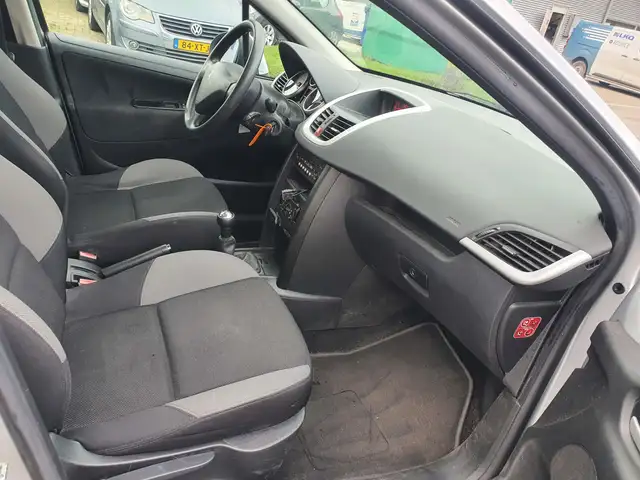 Peugeot 207 view 11
