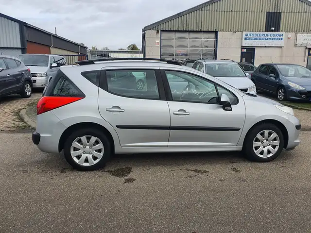 Peugeot 207 view 8