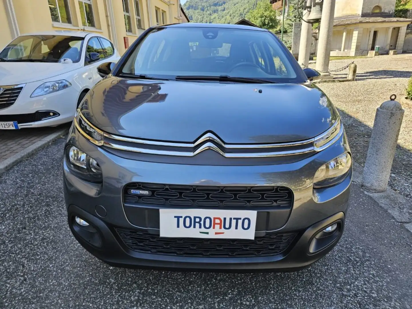 Citroen C3 PureTech 82 Feel UNICO PROPRIETARIO Grigio - 2