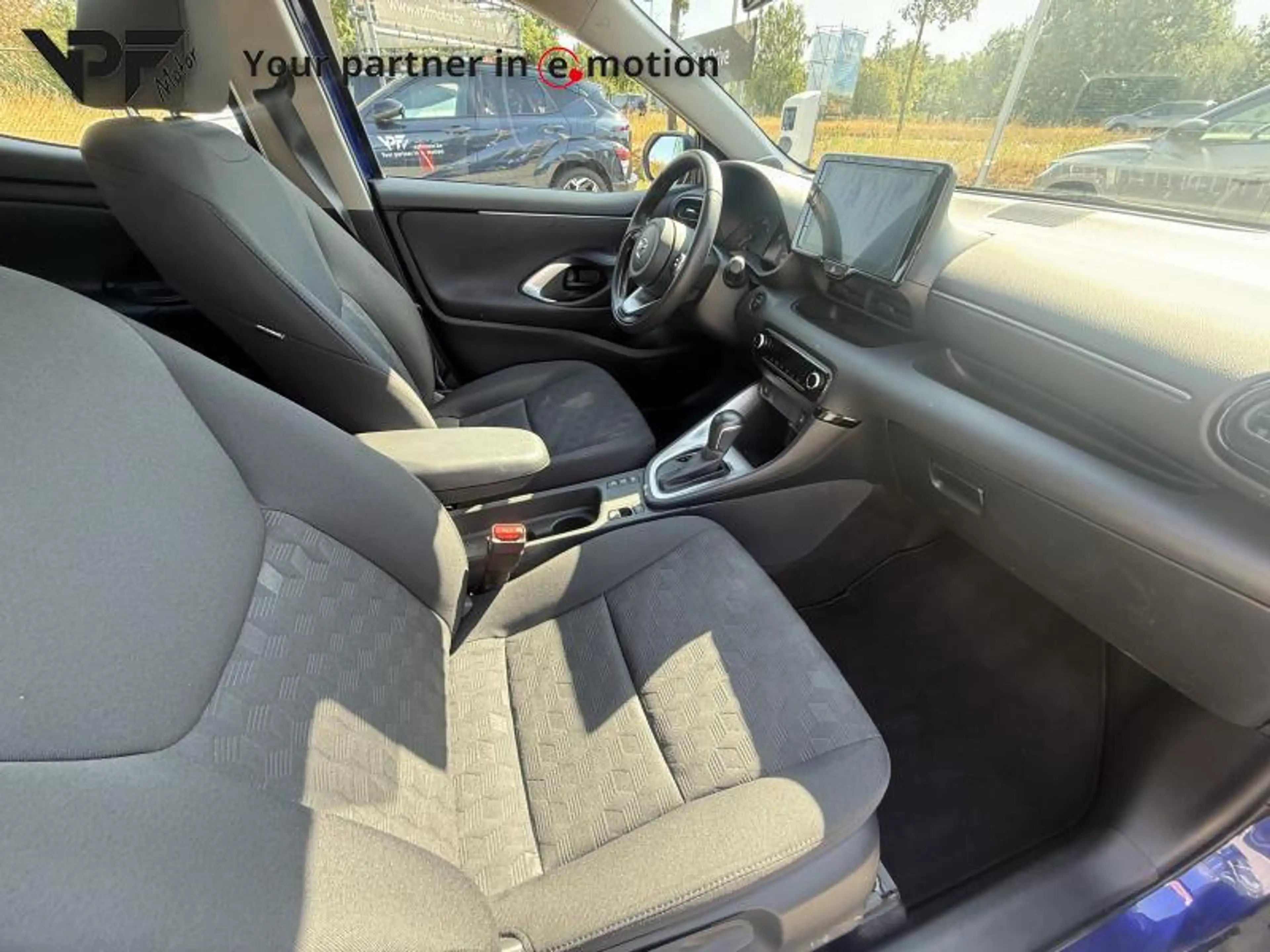 Mazda 2 Center-Line hybrid — photo 9