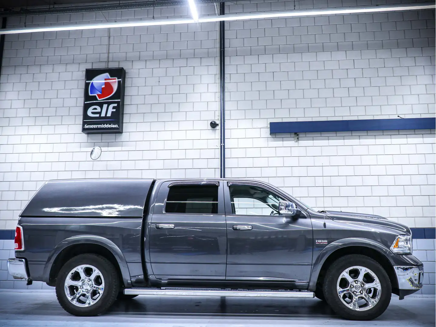 Dodge RAM 1500 Laramie 5.7L Hemi V8 4x4 Grau - 2