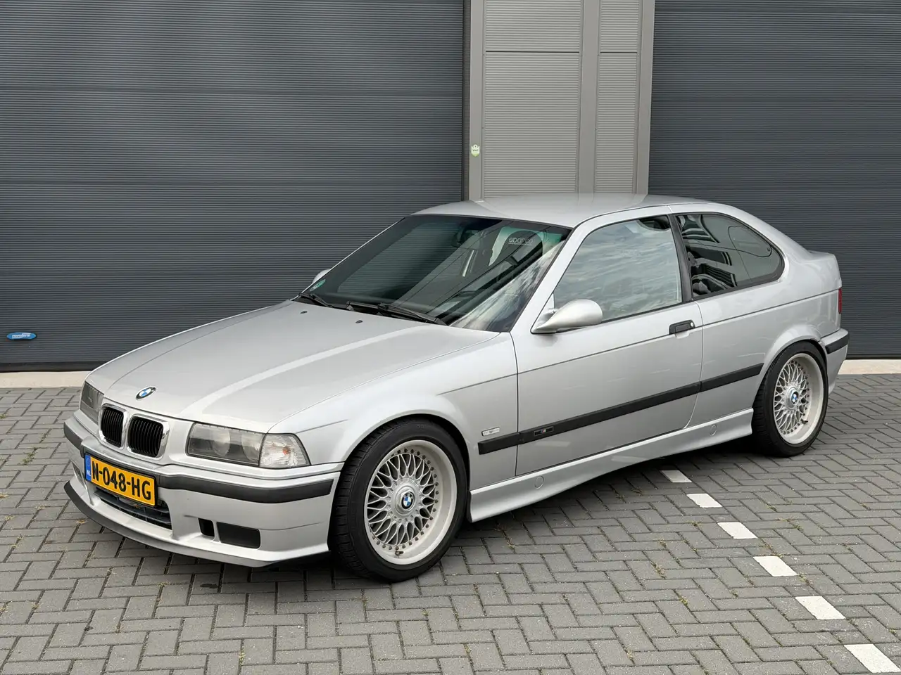 BMW 323