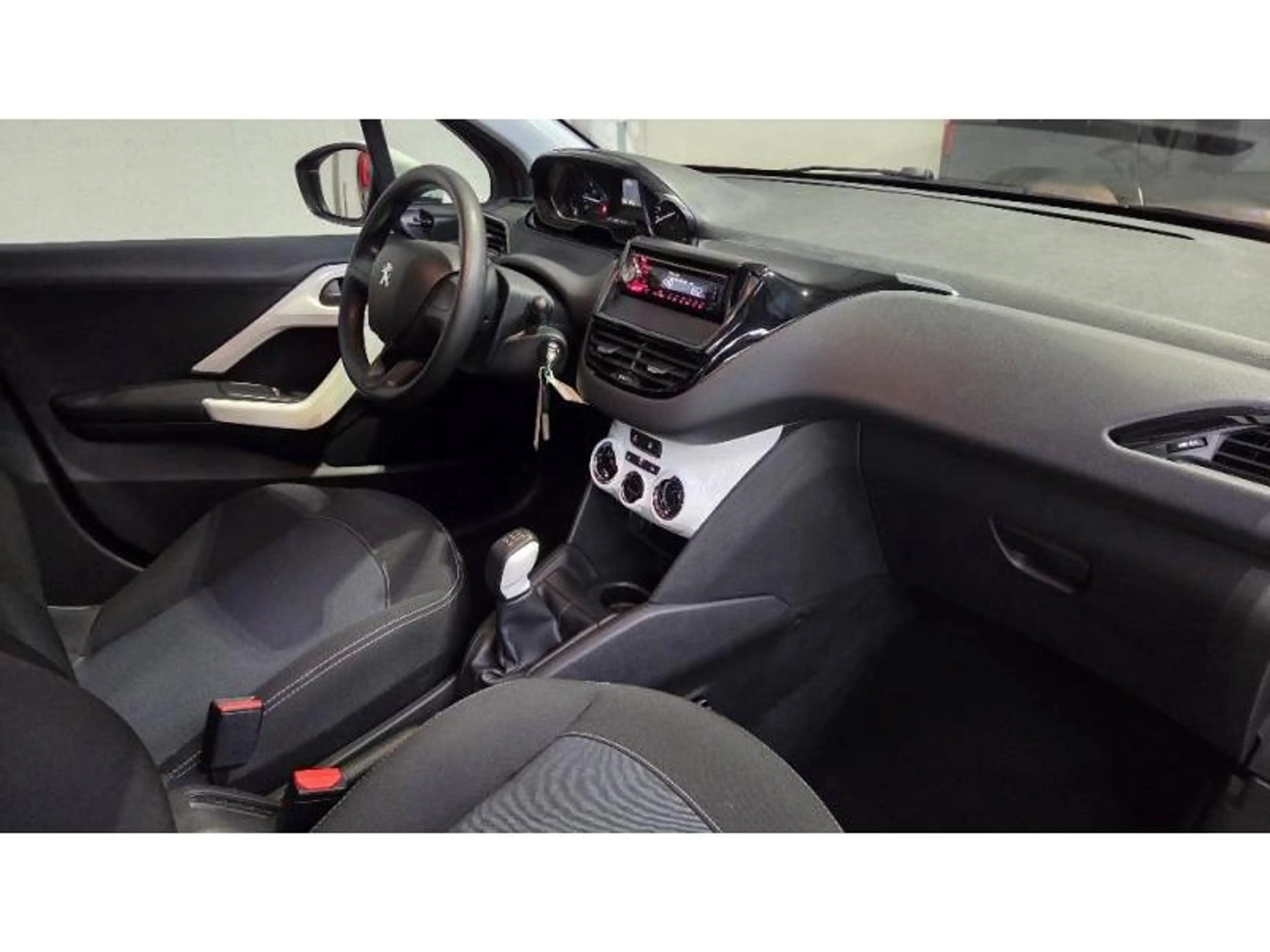 Peugeot 208 Like — photo 2