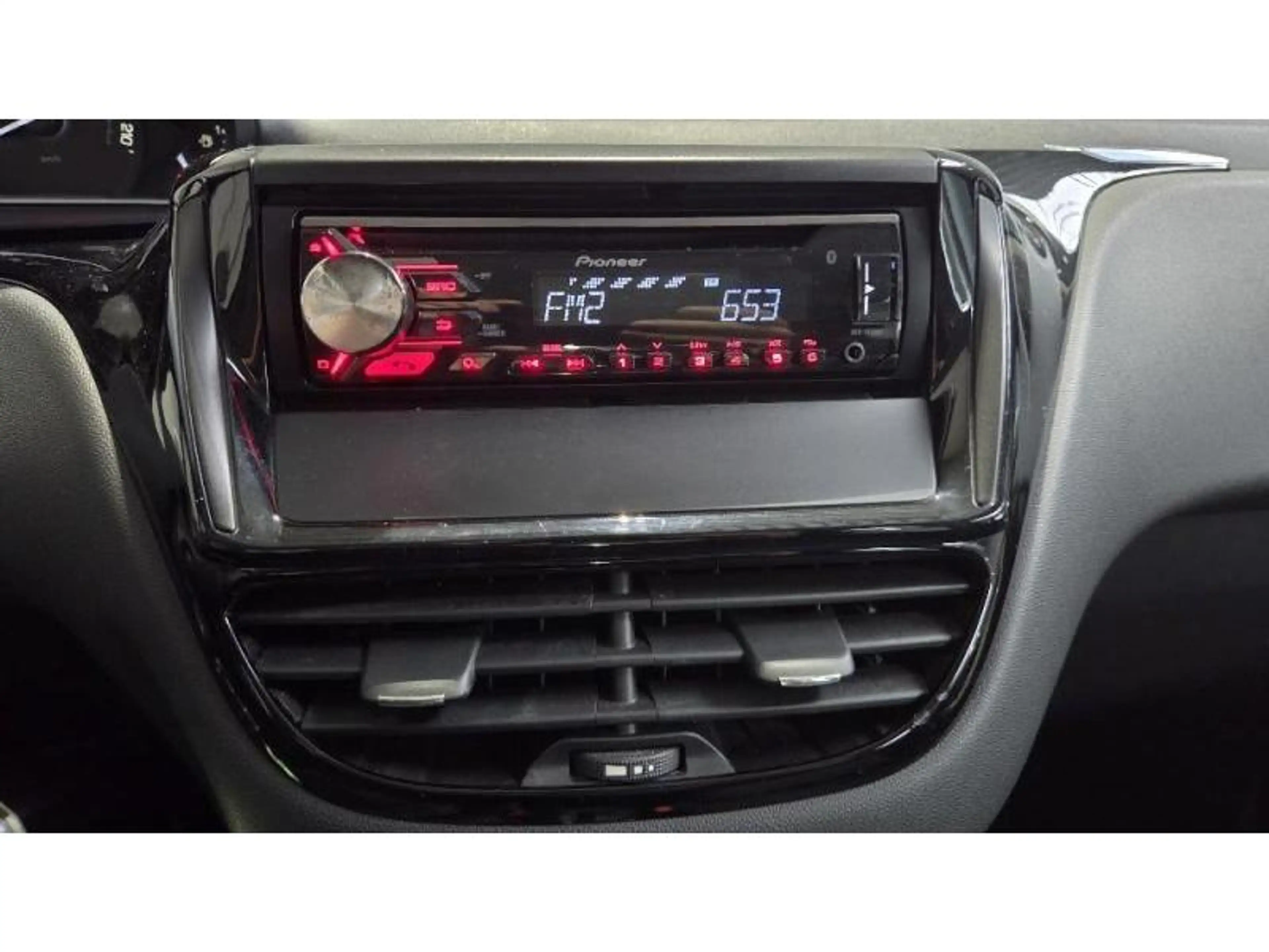 Peugeot 208 Like — photo 7