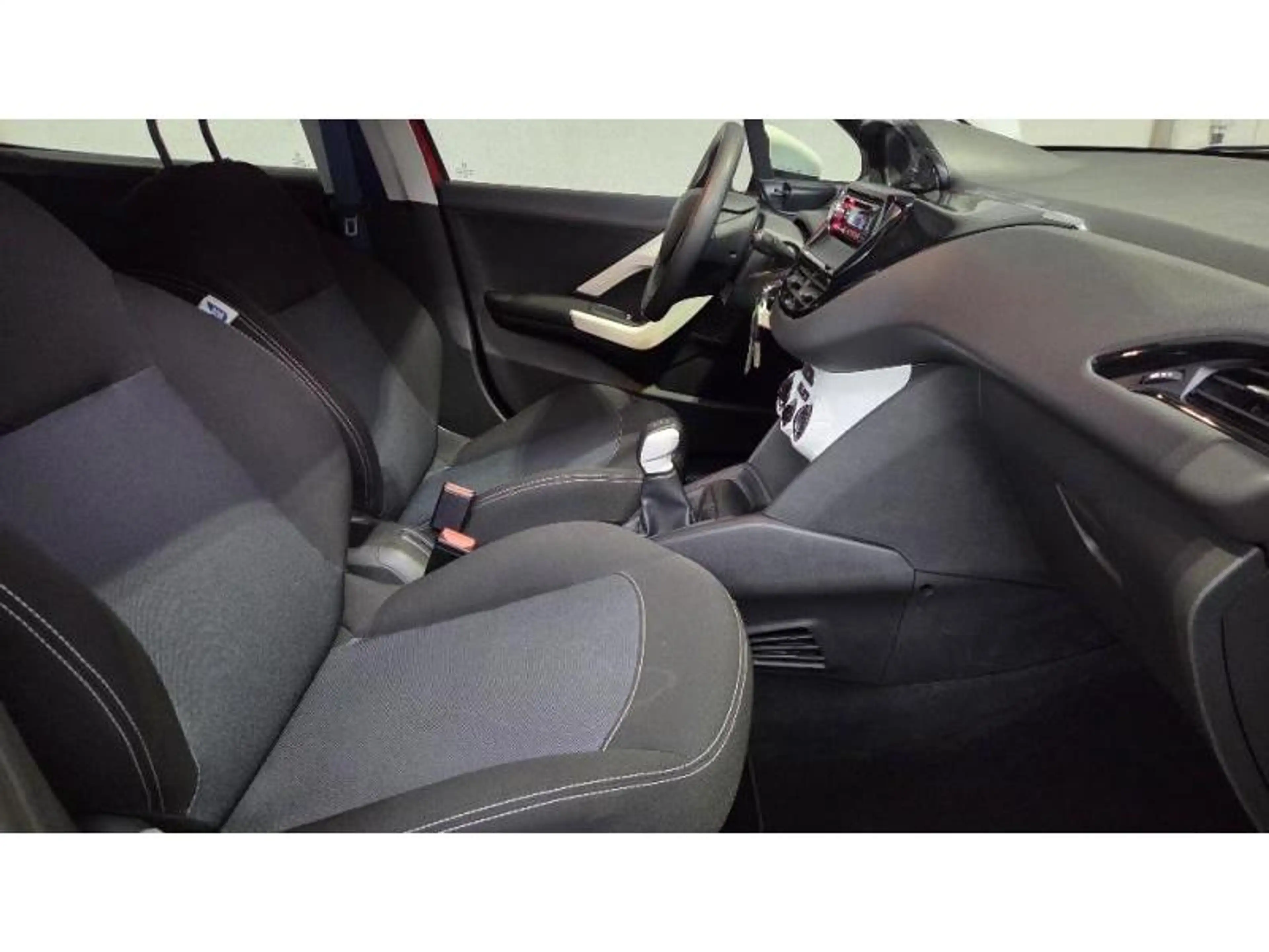 Peugeot 208 Like — photo 11