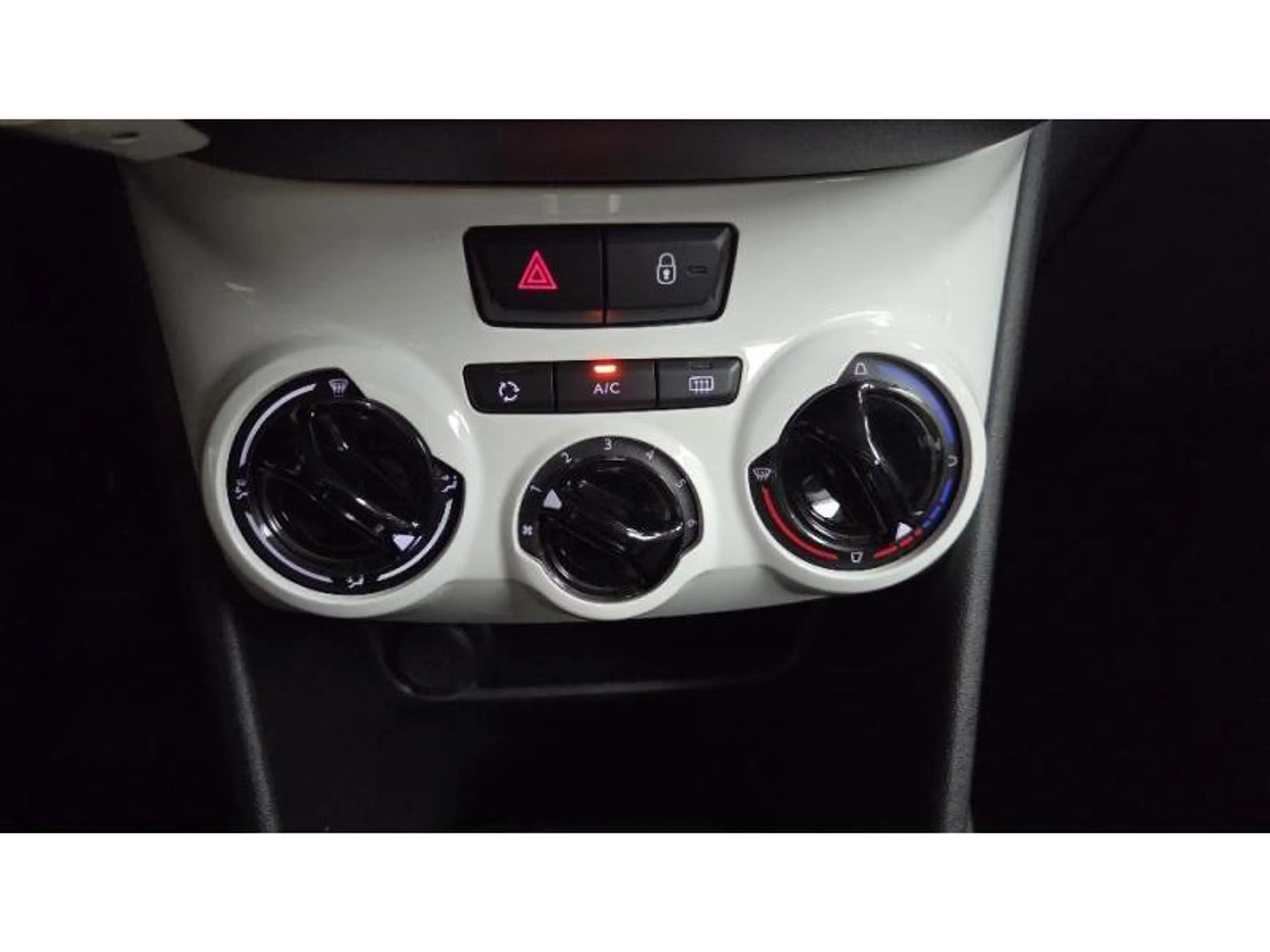Peugeot 208 Like — photo 6