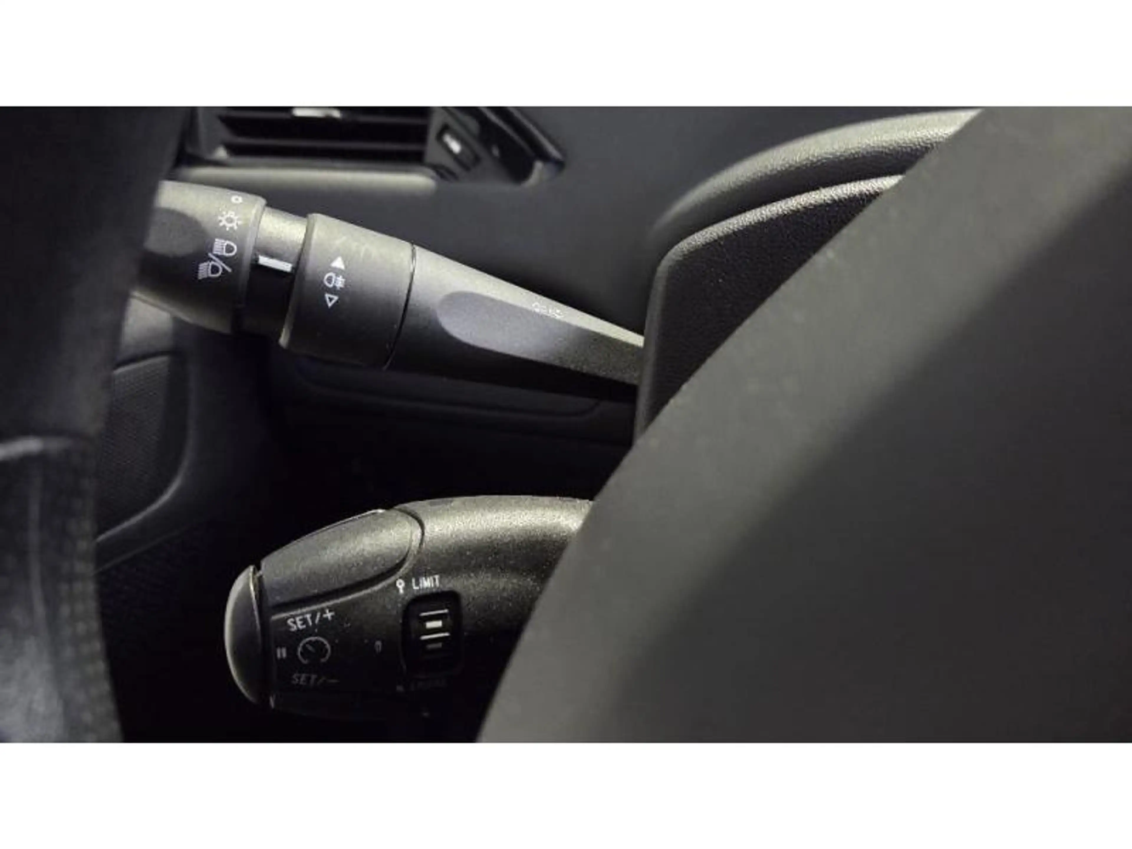 Peugeot 208 Like — photo 14