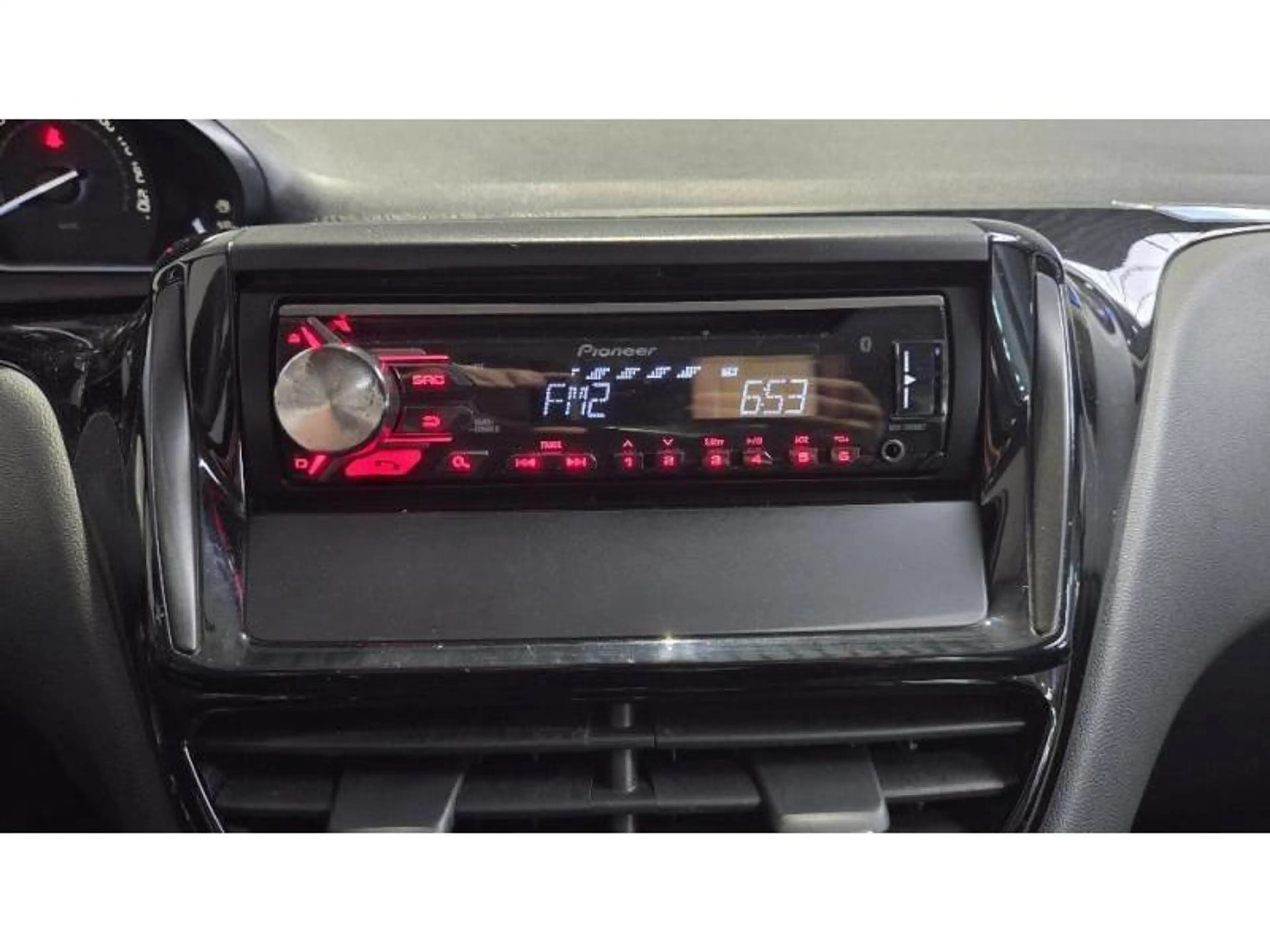 Peugeot 208 Like — photo 15