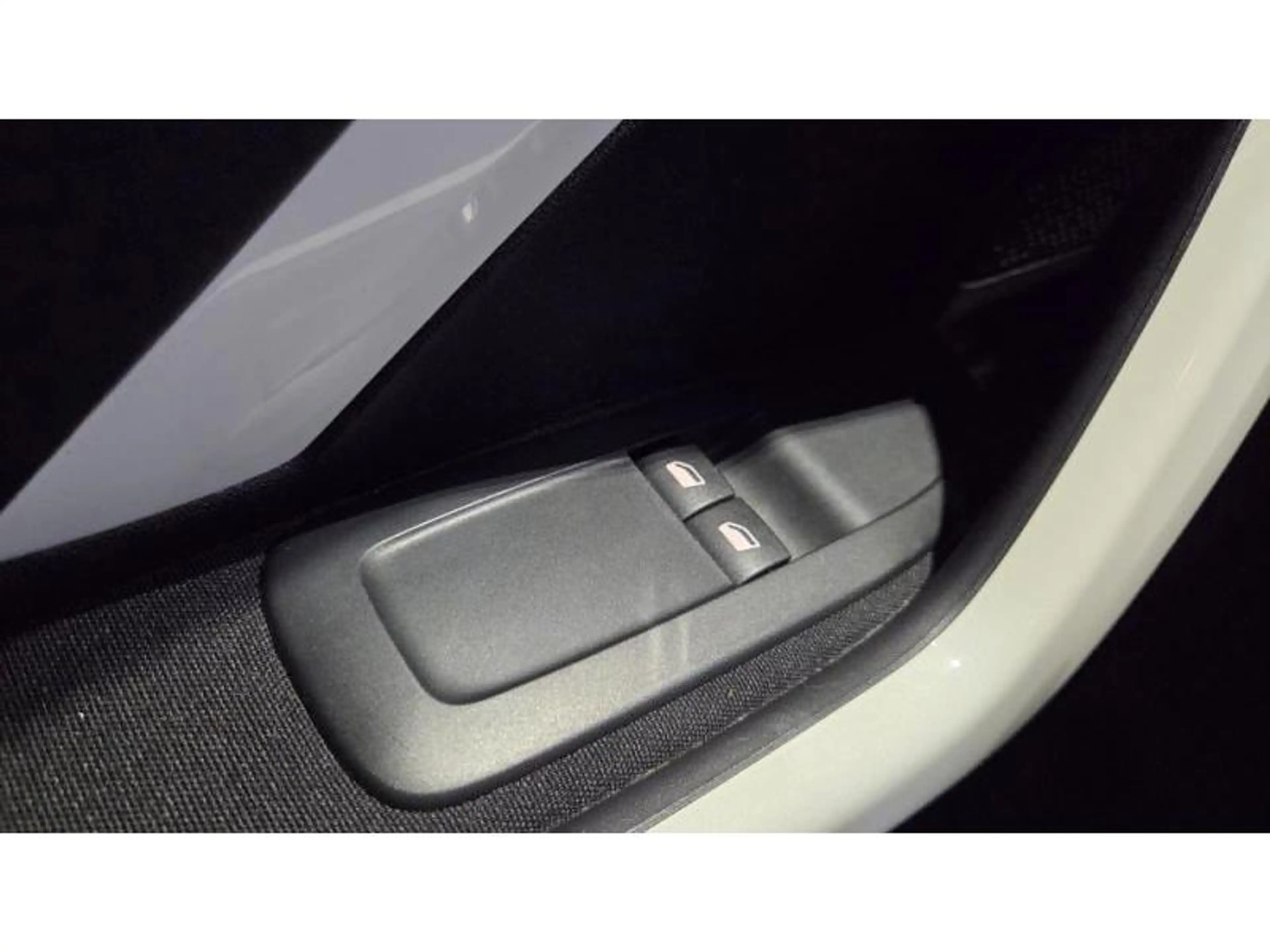 Peugeot 208 Like — photo 12