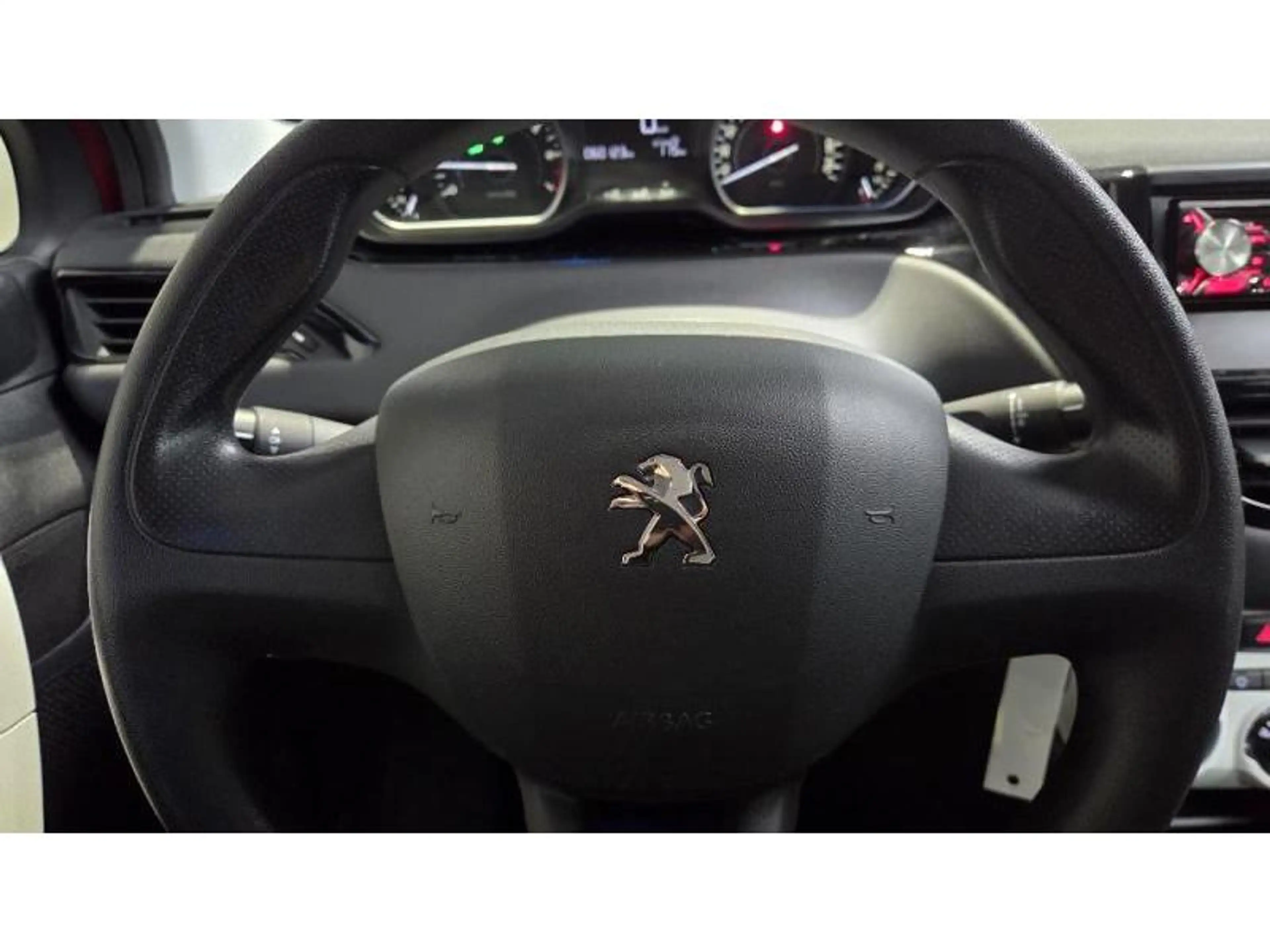 Peugeot 208 Like — photo 13