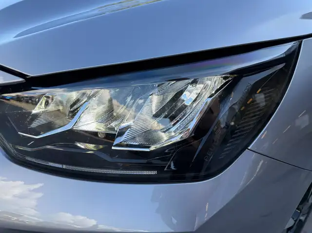 Peugeot 208 view 11