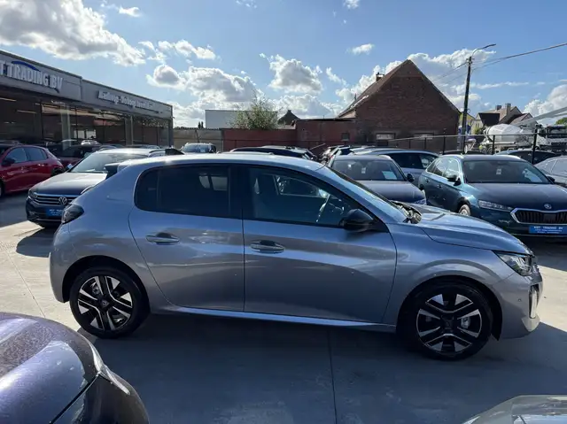 Peugeot 208 view 4