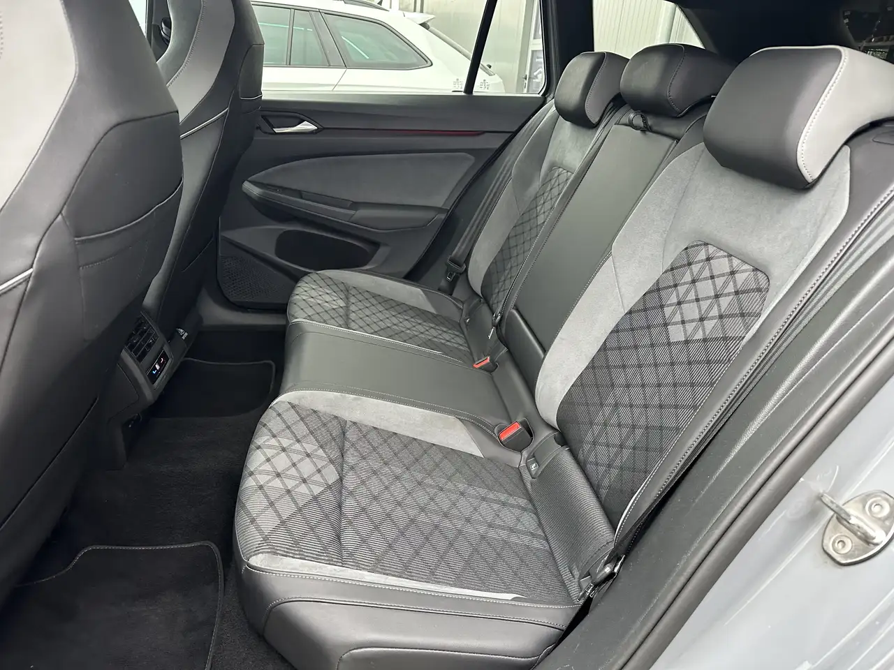 Volkswagen Golf Variant R-Line 4Motion NAV+LED+AHK+ACC+17ZO 9