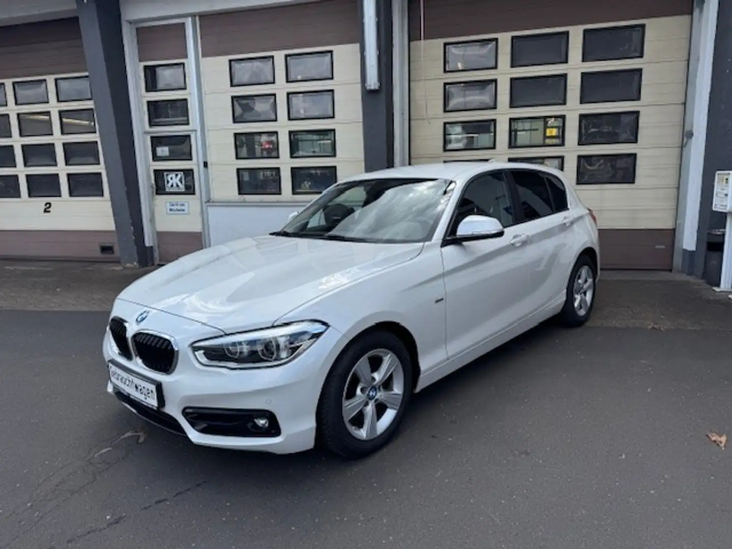 BMW 118 i Sport-Line Klima Alu PDC SHZ LED HIFI Klima Weiß - 2