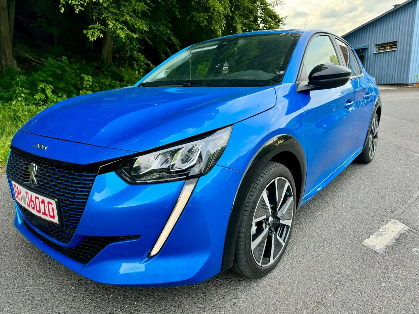 Peugeot 208 e- 136 AllurePackGarantieNaviKlimaPdcAlu Blau - 1