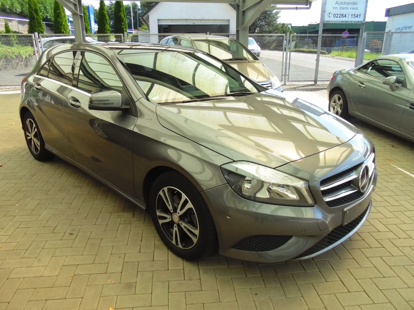 Mercedes-Benz A 180 BlueEff AHK Panoramad. Sitzh Parktr Gris - 2