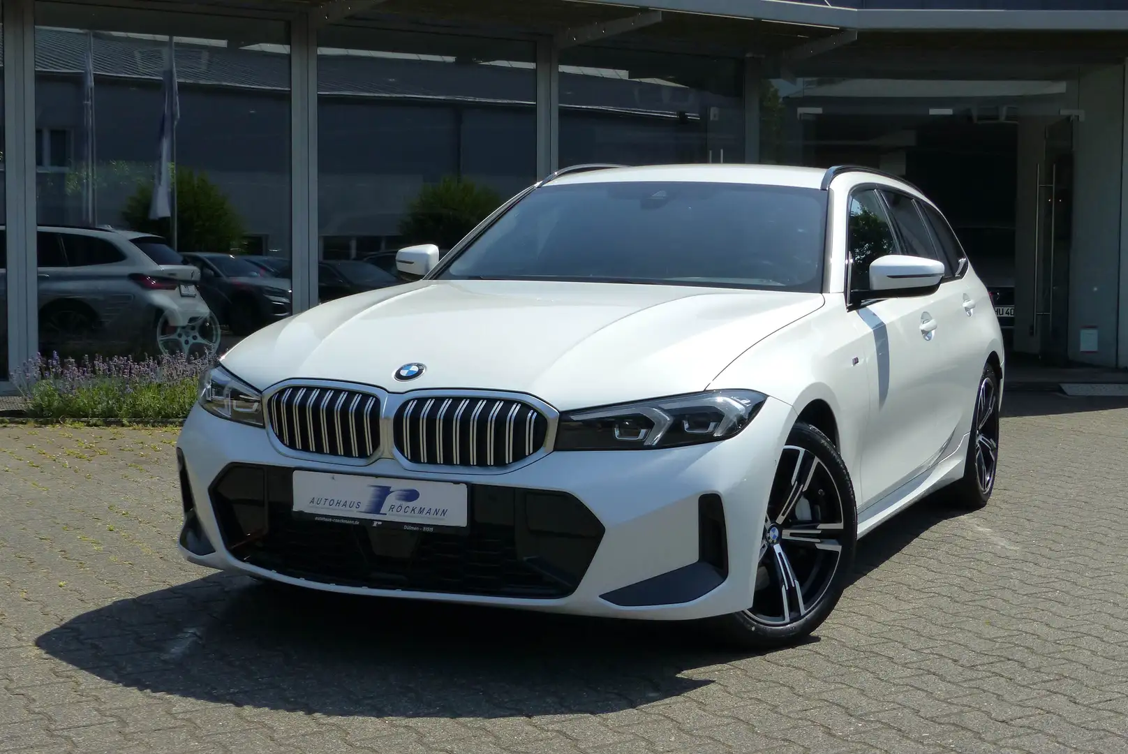 BMW 330 i xDrive MSport Aut. AHK Alcantara Live App Weiß - 2