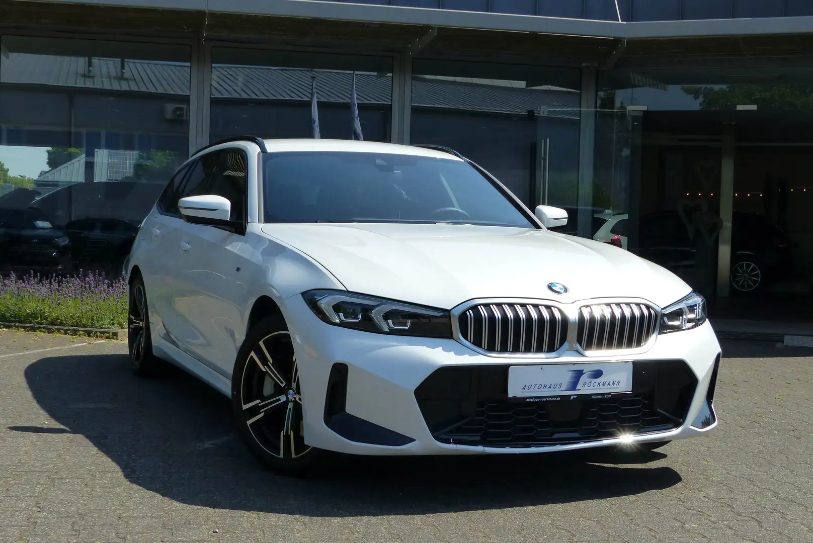 BMW 330 i xDrive MSport Aut. AHK Alcantara Live App Weiß - 1