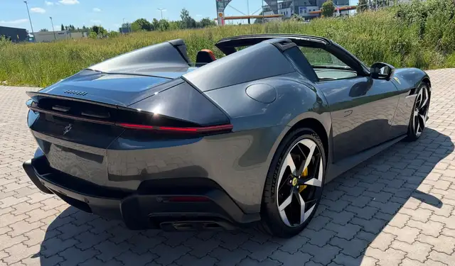 Ferrari 12 Cilindri view 4