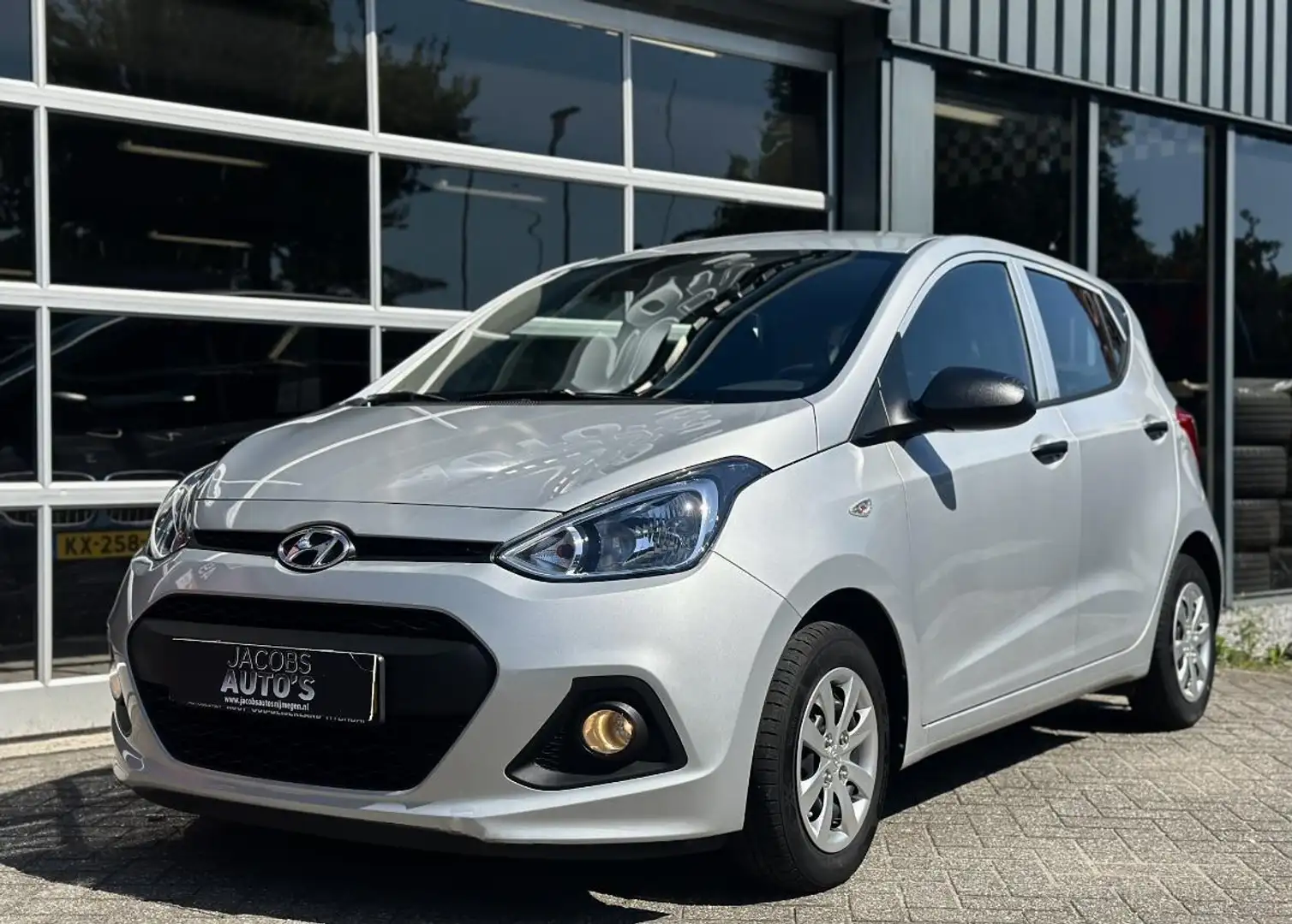 Hyundai i10 1.0i i-Drive Grau - 2