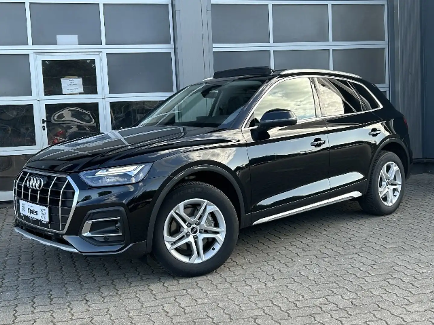 Audi Q5 40 TDI quattro Panorama Standheizung ACC Navi Zwart - 1