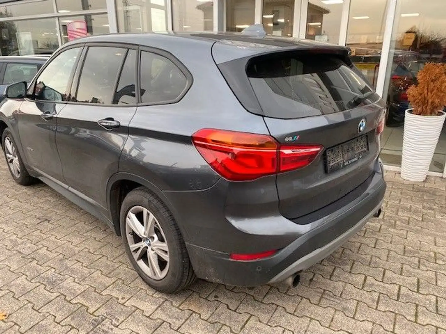 BMW X1 xDrive 20 i Advantage Grau - 2