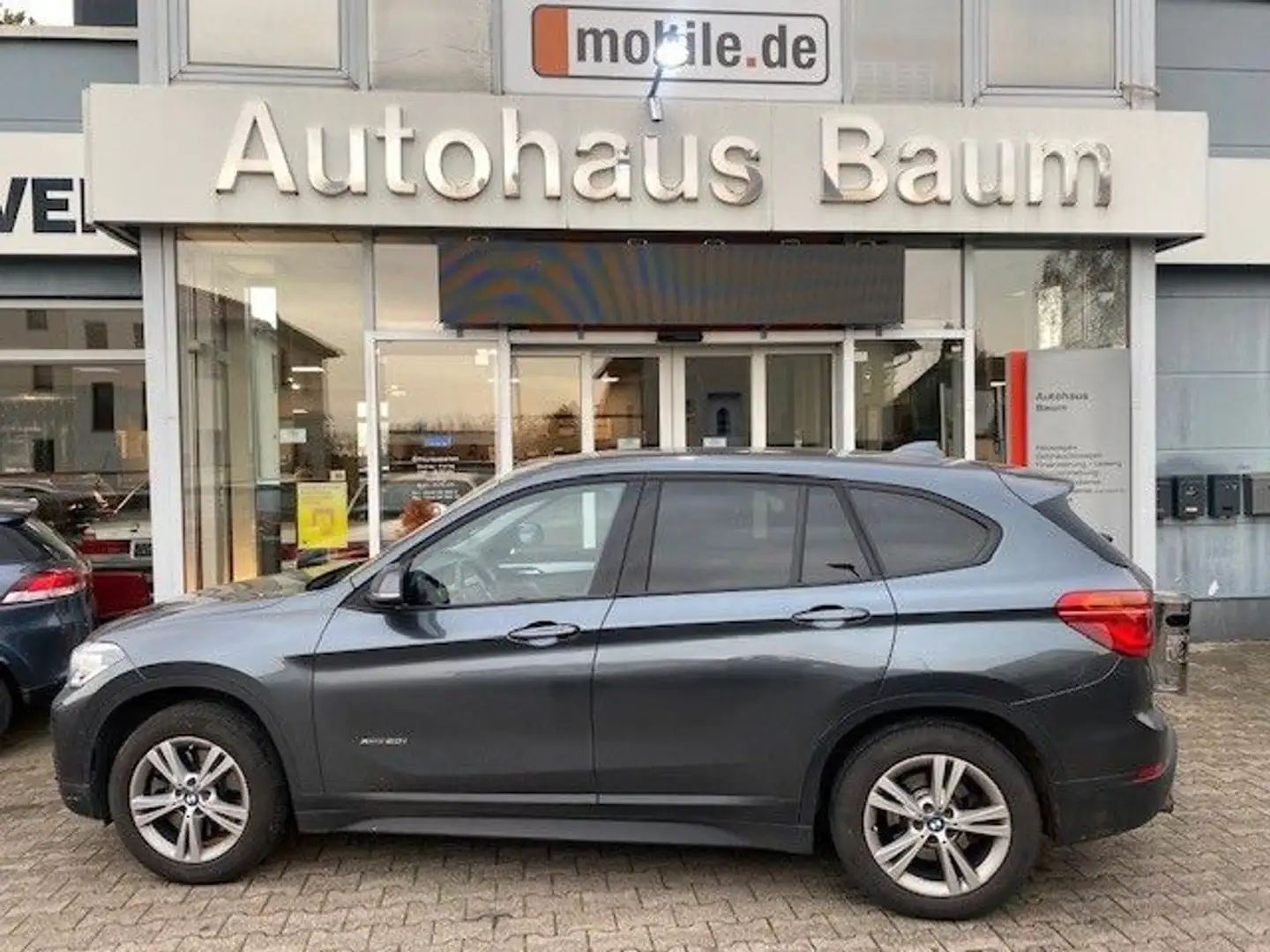 BMW X1 xDrive 20 i Advantage Grau - 1