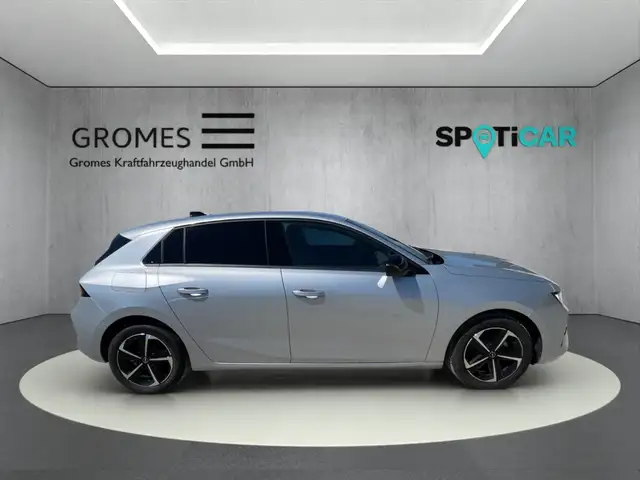 Opel Astra view 2