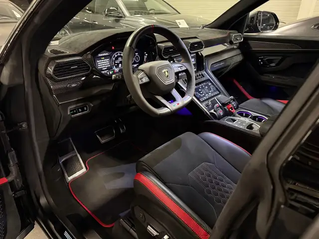 Lamborghini Urus view 5