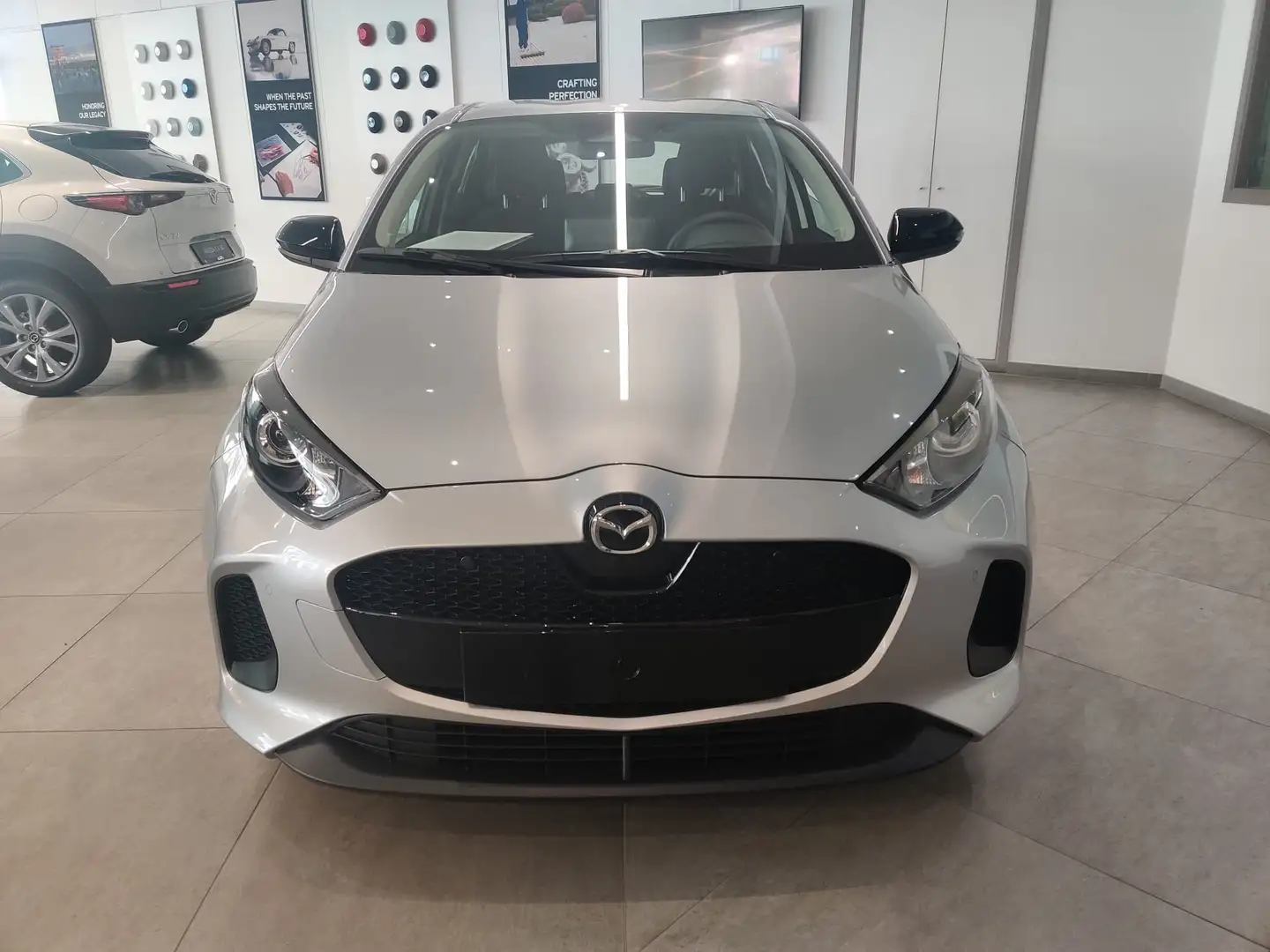 Mazda 2 Hybrid 1.5i VVT-i E-CVT Exclusive-Line Grau - 2