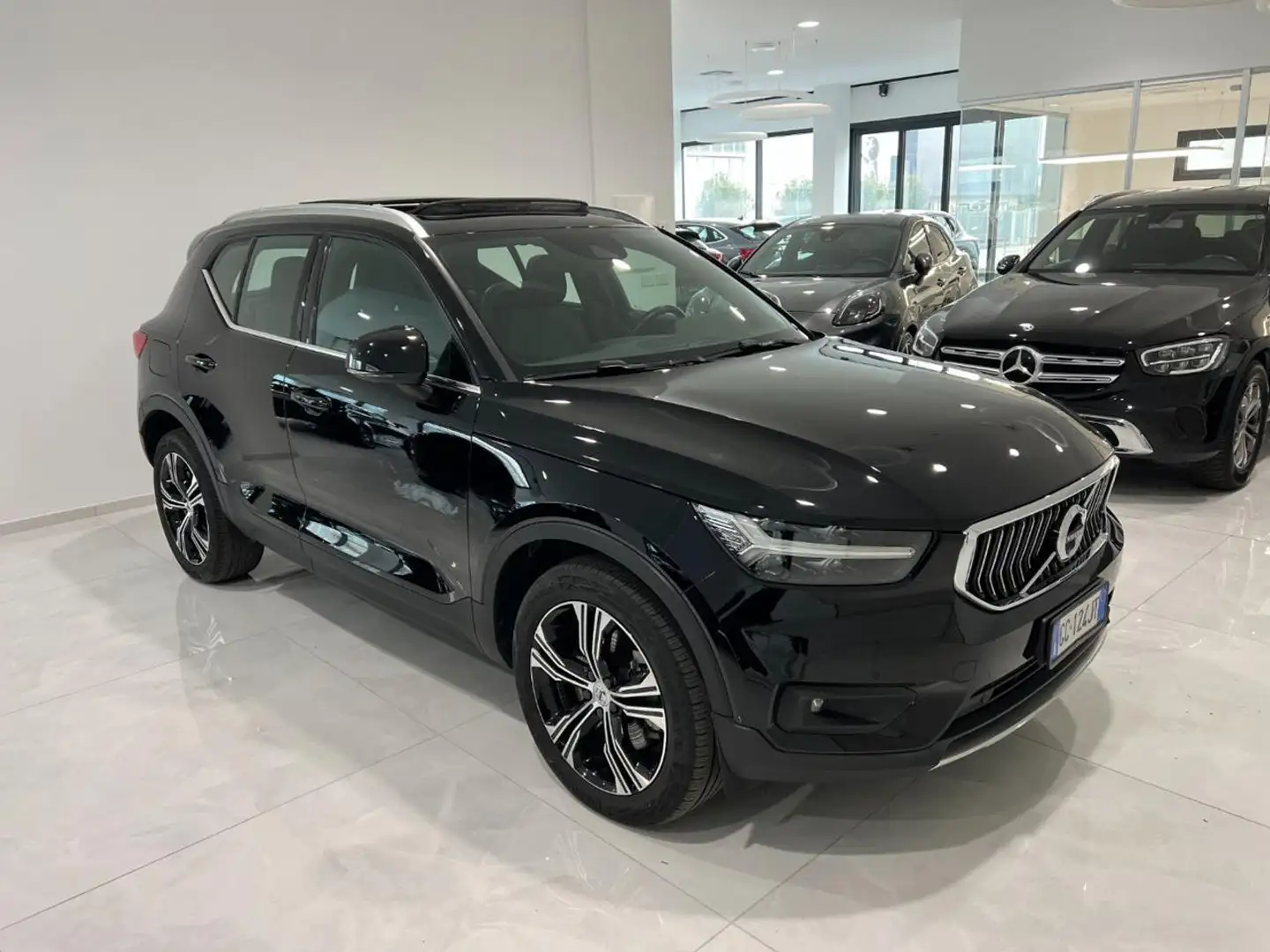 Volvo XC40 T5 Recharge Plug-in Hybrid Inscription tetto pan. Nero - 1