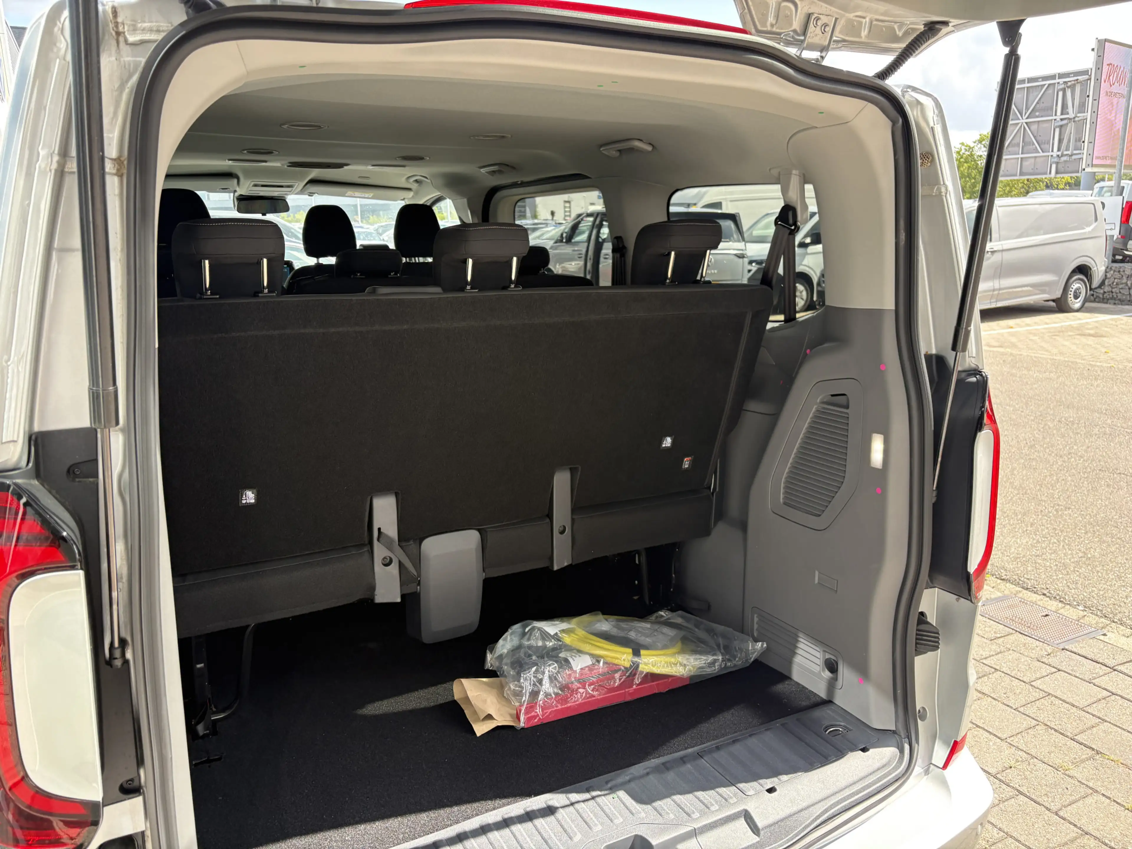 Volkswagen Transporter e-Transporter Caravelle L1 Life 64 kWh 136 Pk | 9 — photo 8