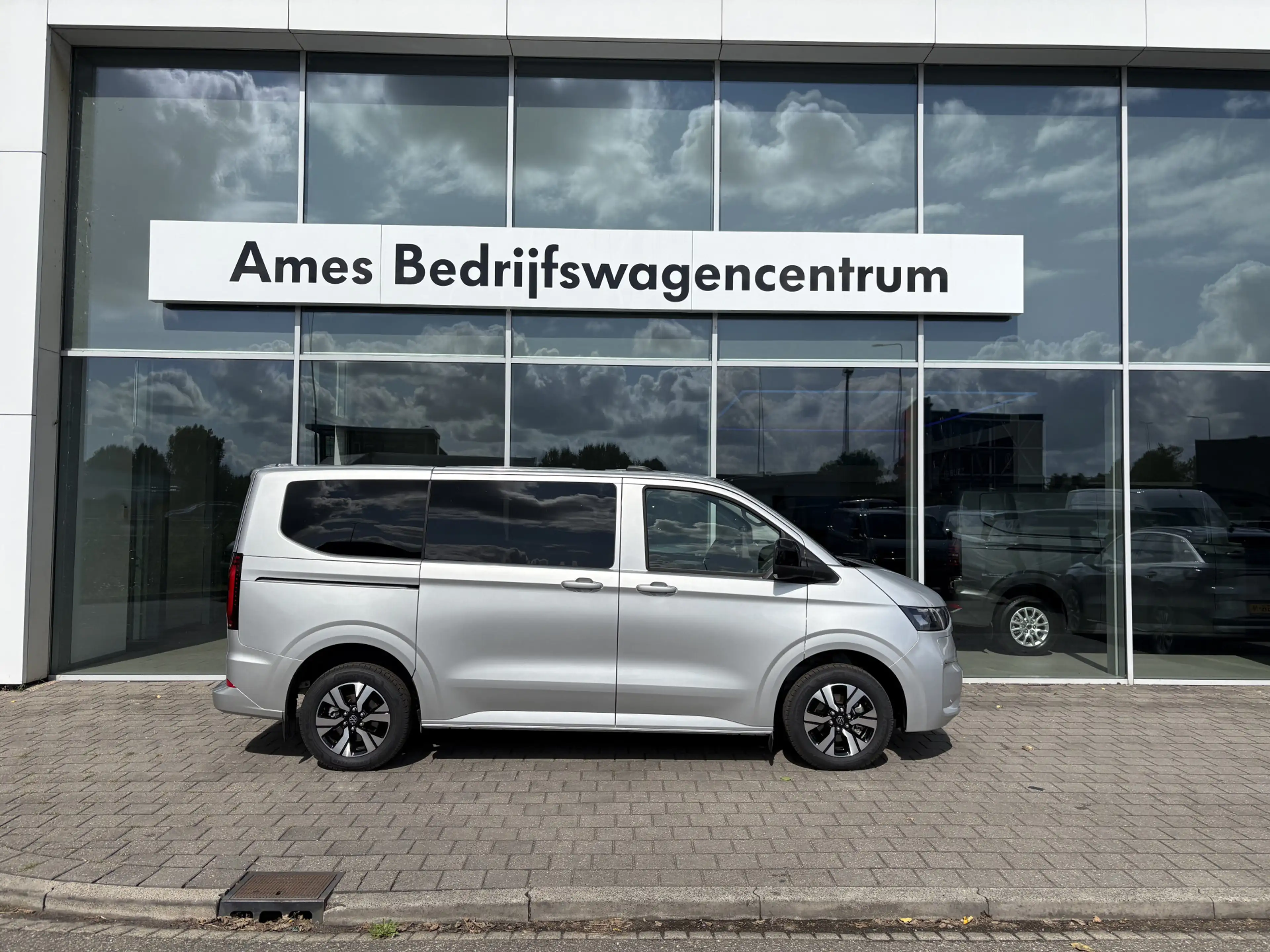 Volkswagen Transporter e-Transporter Caravelle L1 Life 64 kWh 136 Pk | 9 — photo 3