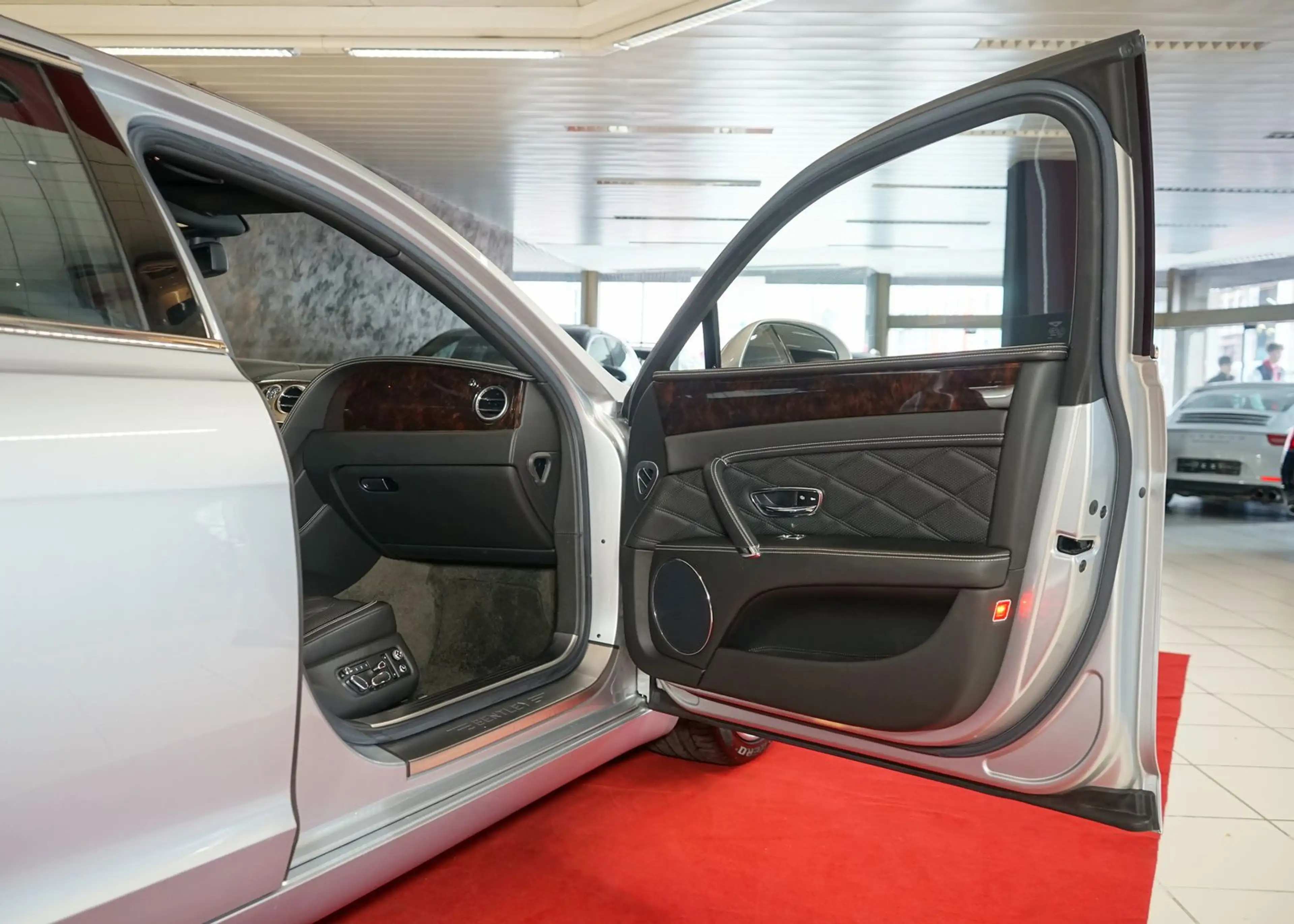 Bentley Flying Spur Mulliner v8 ACC Massage FondEntertai — photo 33