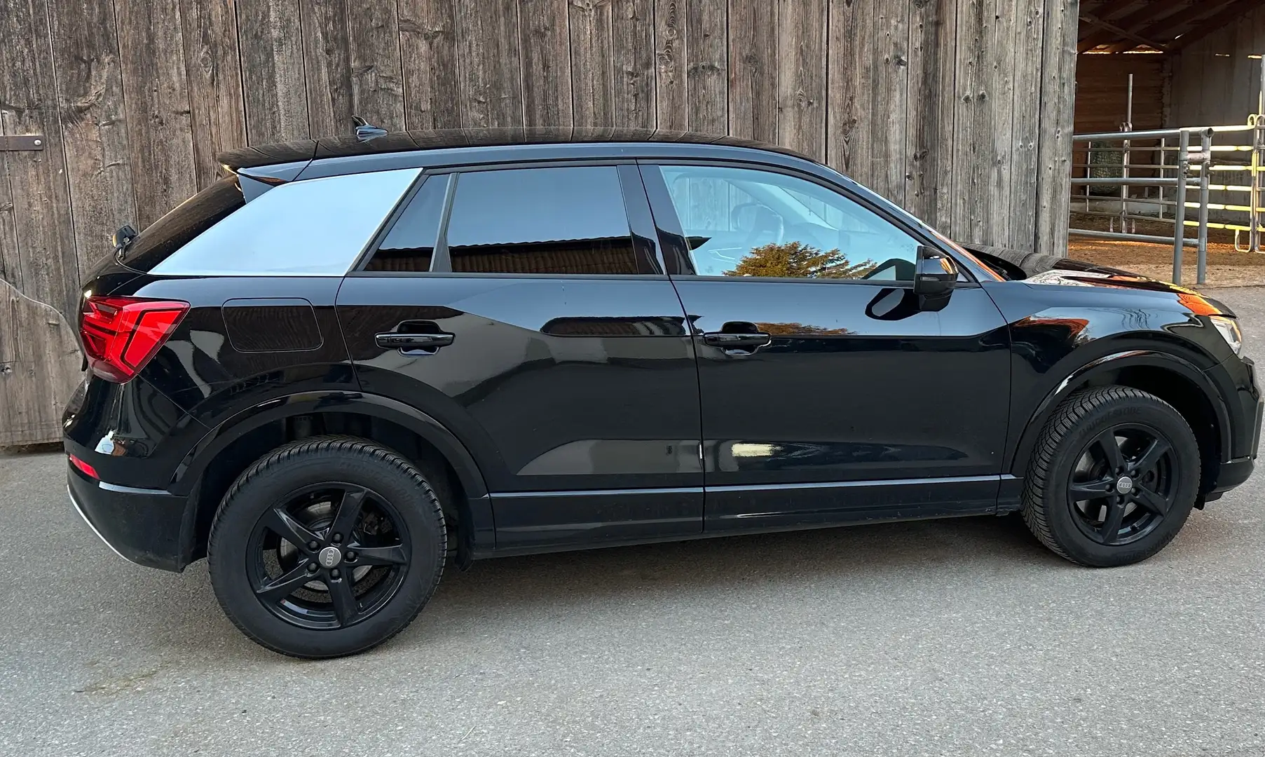 Audi Q2 1,6 TDI Sport Schwarz - 1