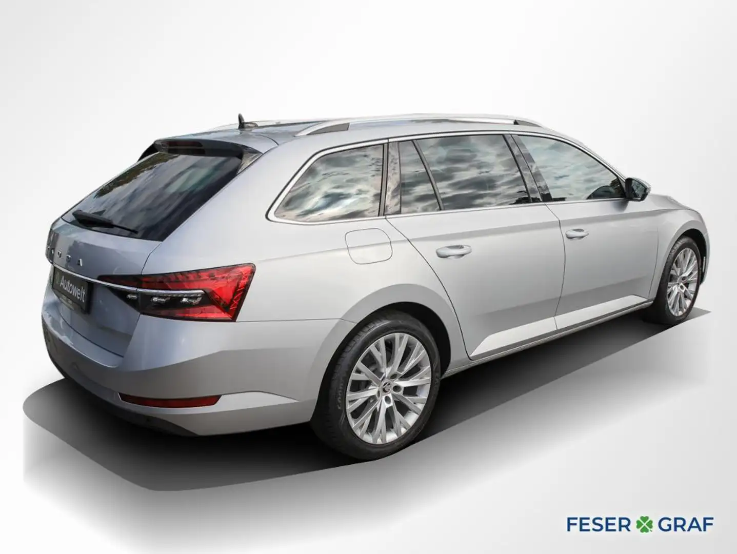 Skoda Superb Combi 2.0 TDI Style AHK Matrix Navi RüKa Silber - 2