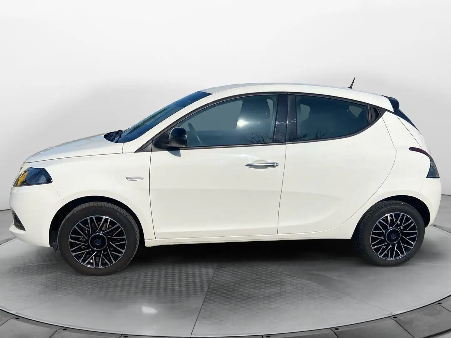 Lancia Ypsilon 1.0 FireFly 5 porte S&S Hybrid Platino Bianco - 2
