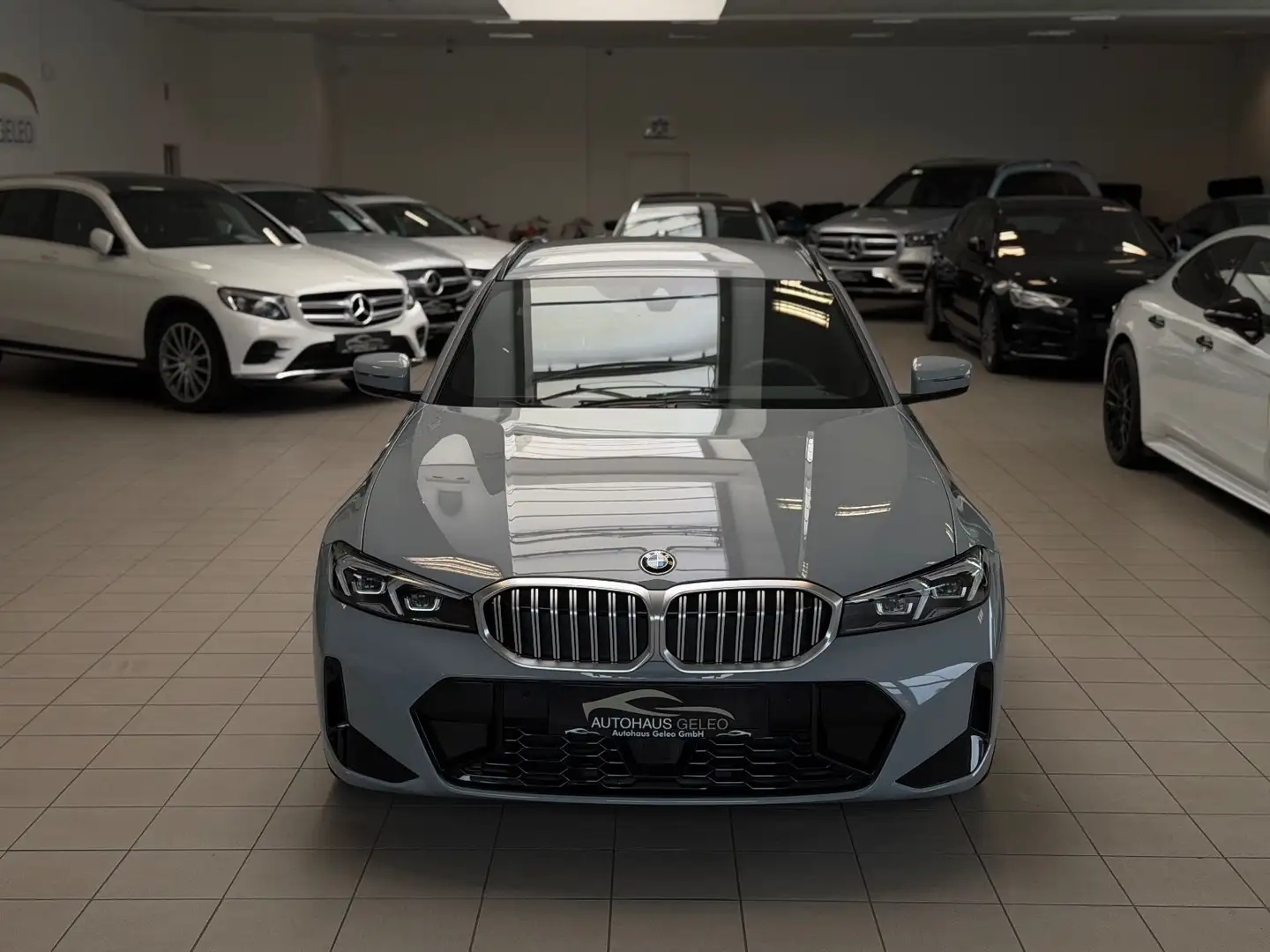 BMW 330 i / Touring / xDrive / M Sport / LED / Grau - 2