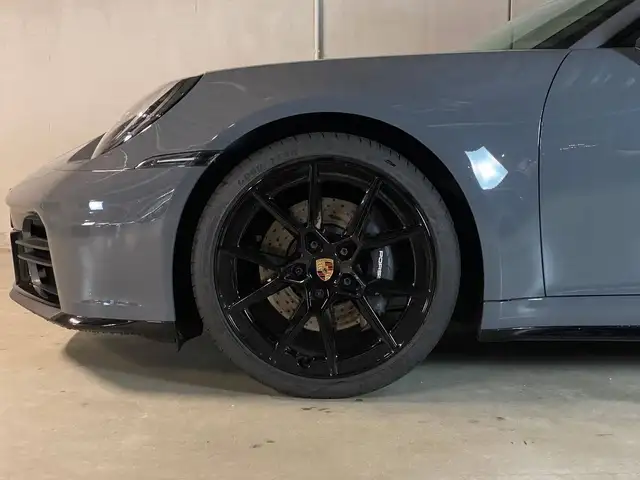Porsche 911 view 5