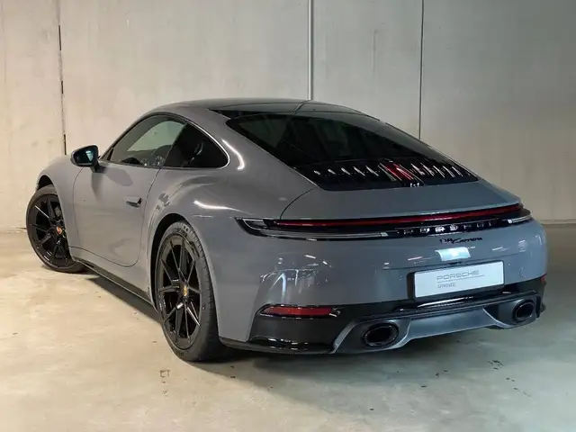 Porsche 911 view 11